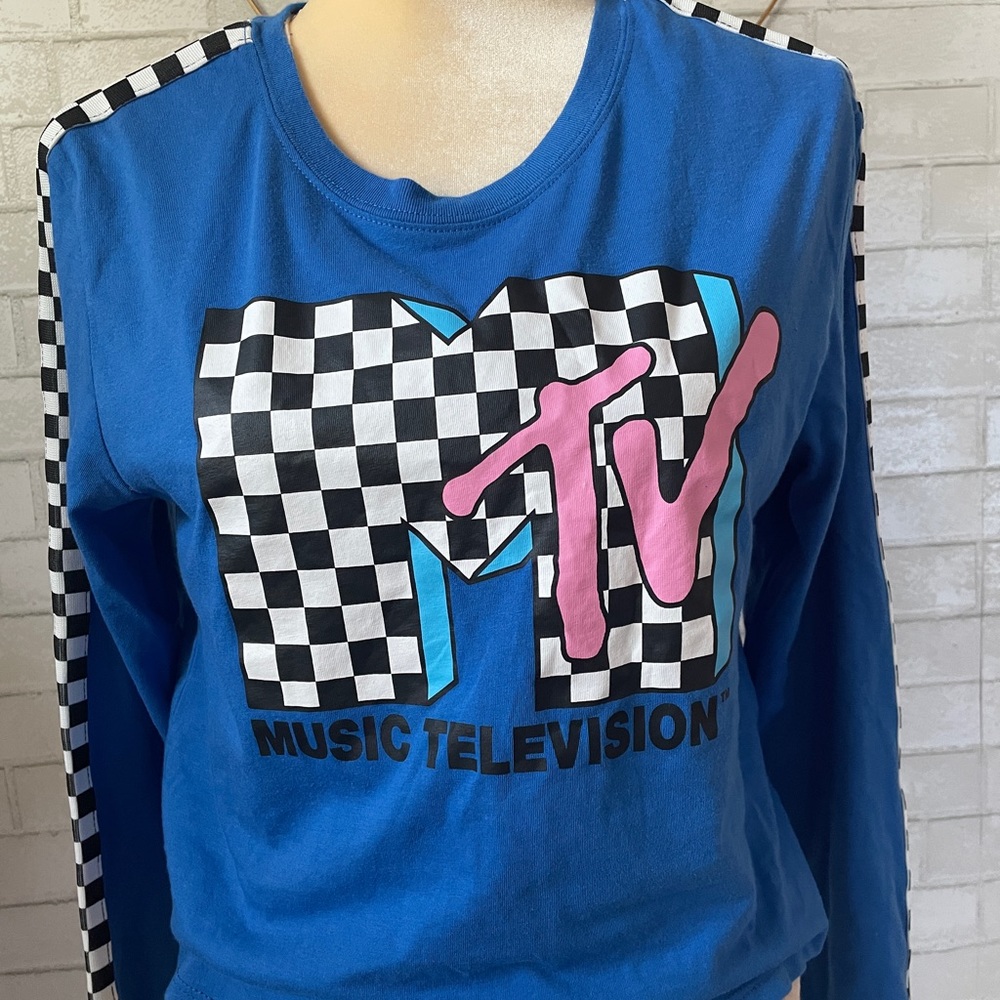 NWT MTV Long sleeve tee solid tee w/ checkered board graphics on sleeves.